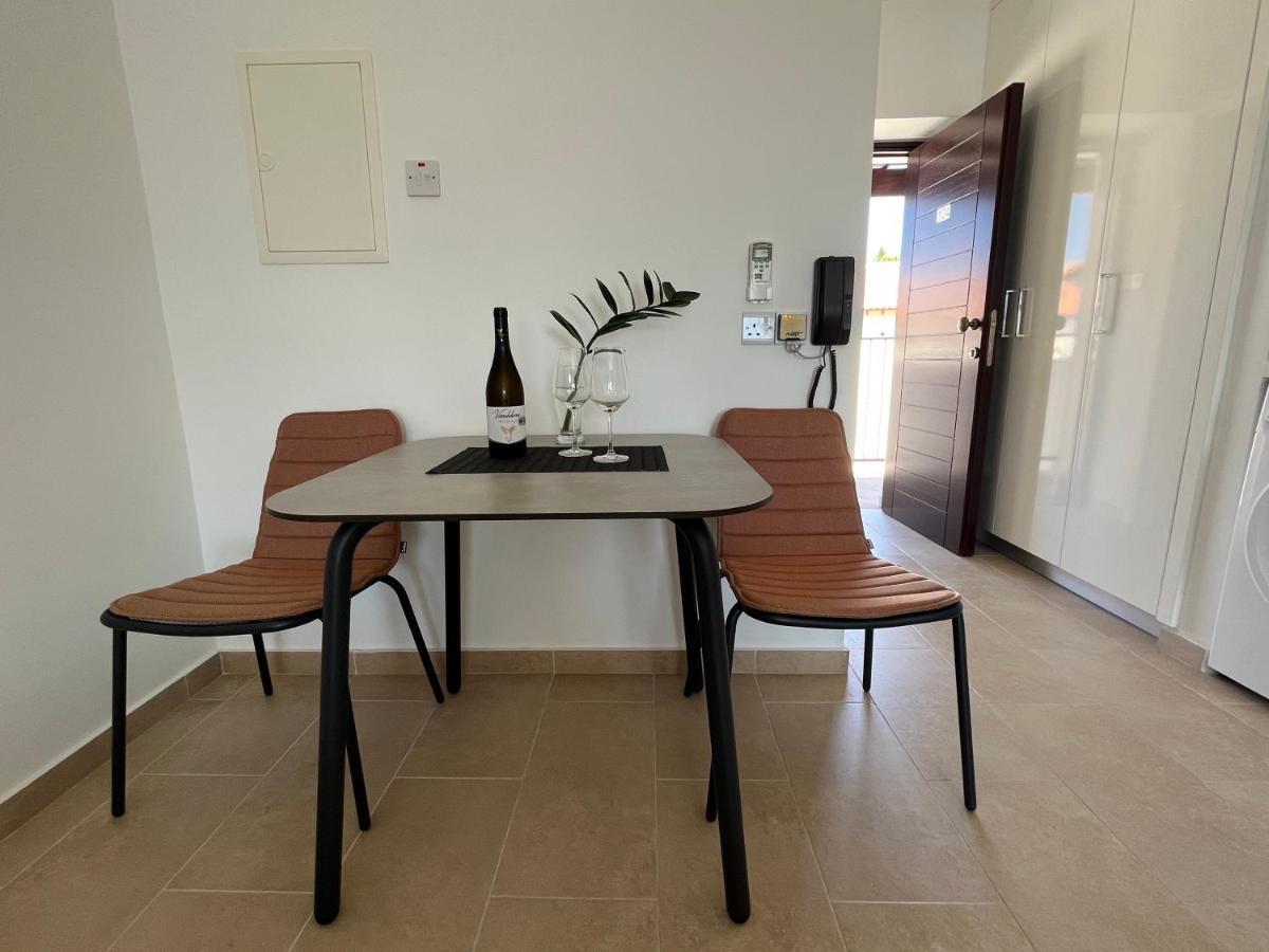 Papho'S Mare Apts Paphos Bagian luar foto