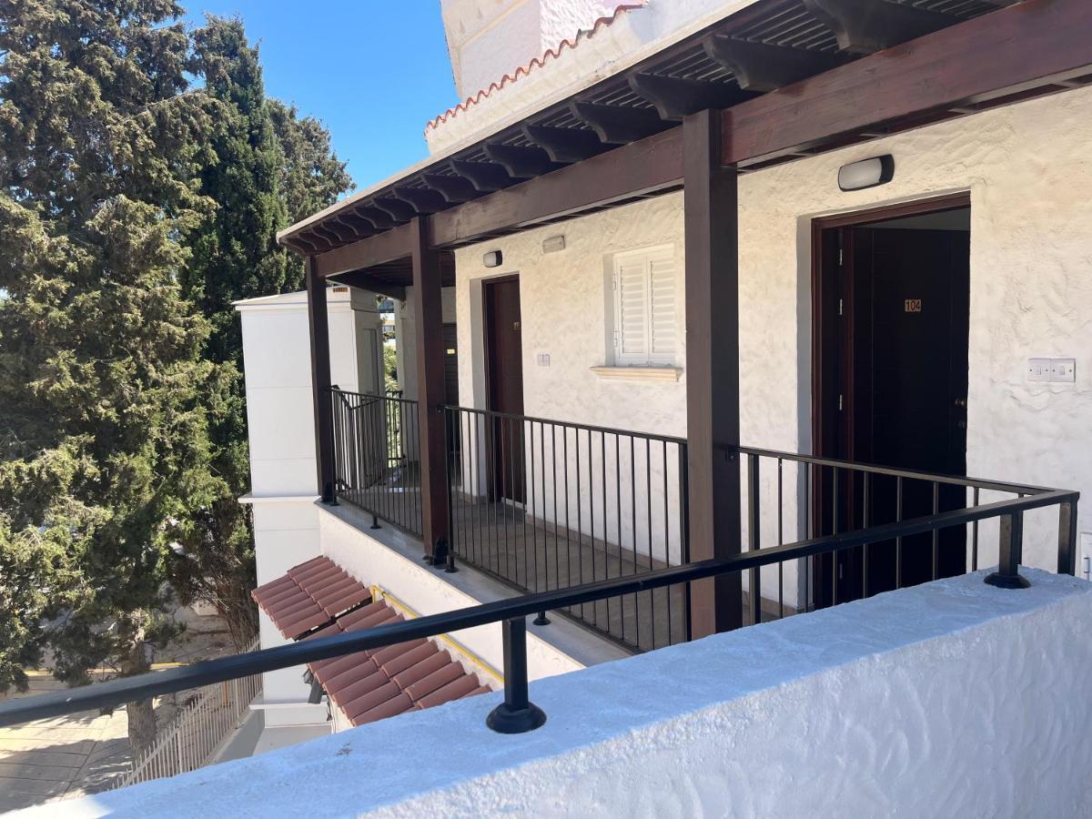 Papho'S Mare Apts Paphos Bagian luar foto
