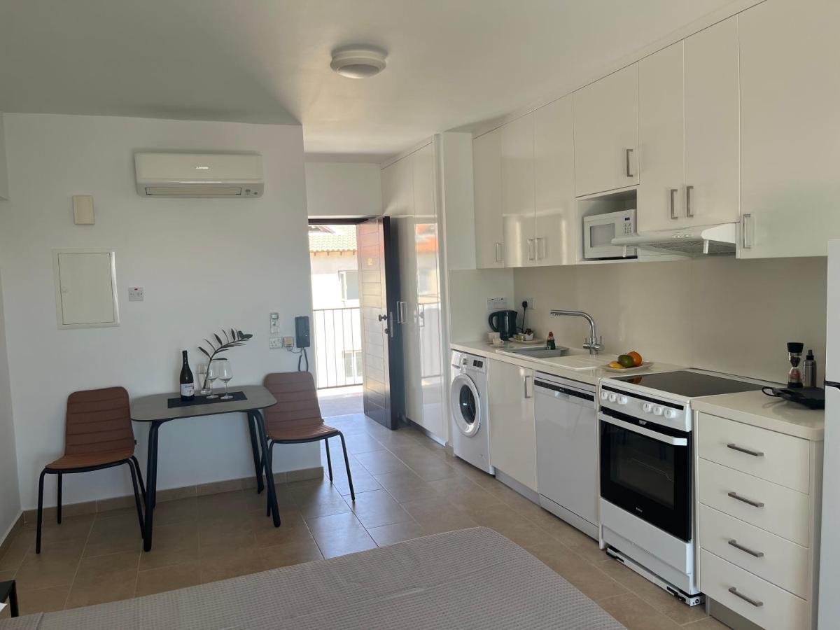 Papho'S Mare Apts Paphos Bagian luar foto